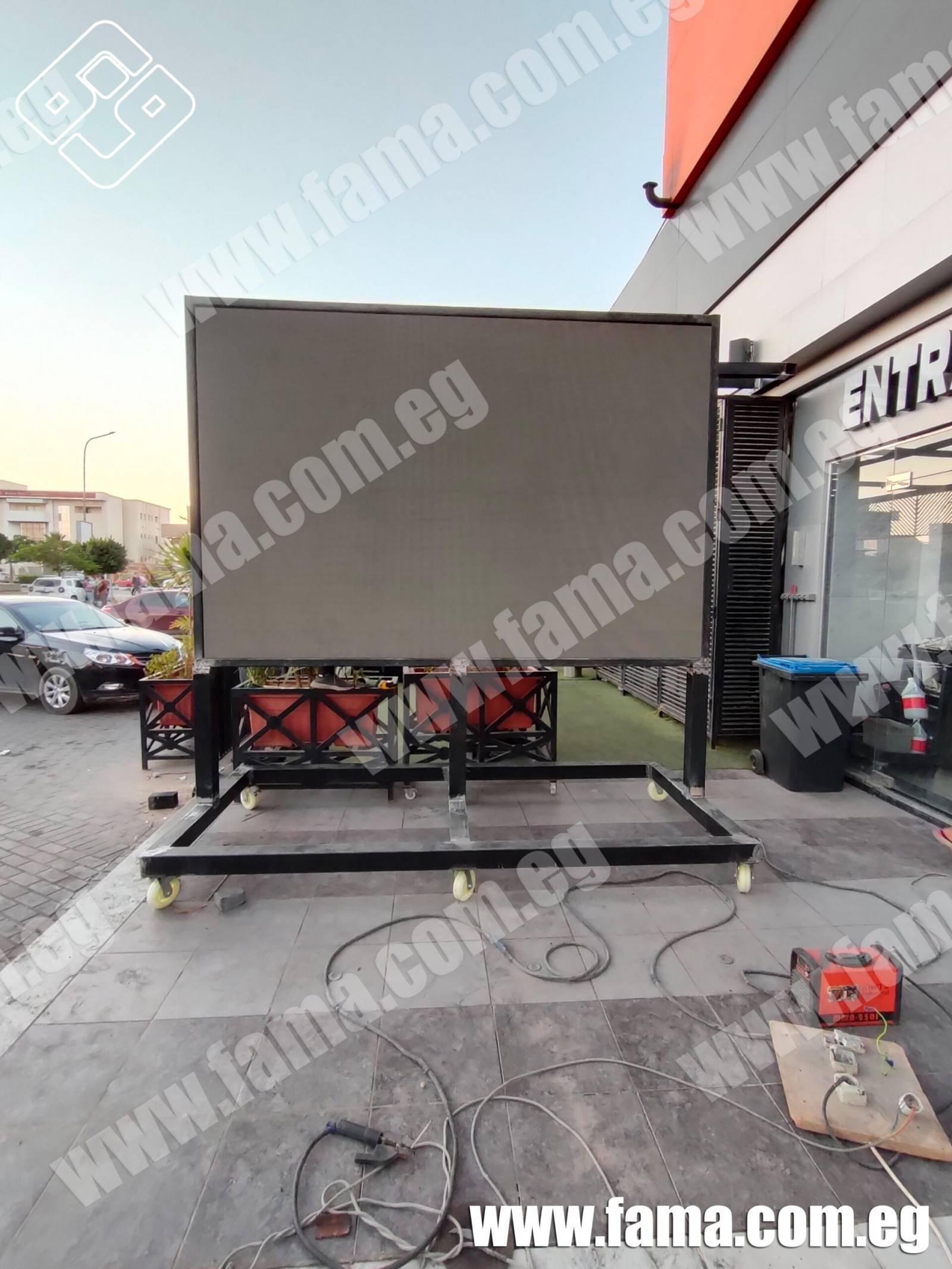 Giant outdoor LED screens for cafes check discounts