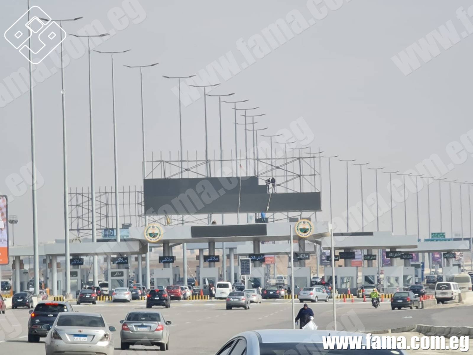 Street and bridge advertising display screens